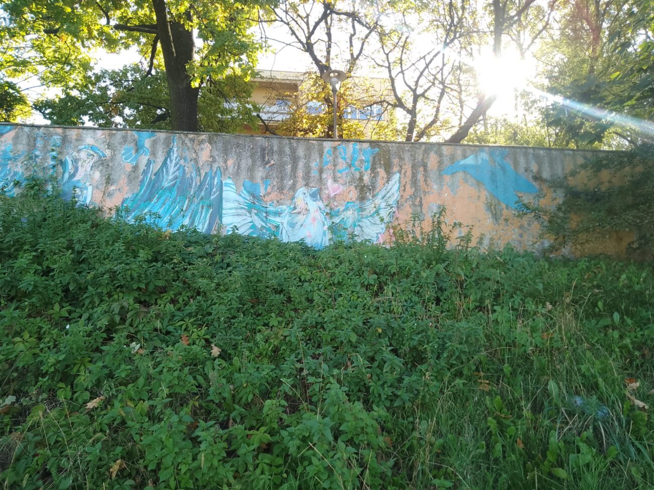 niebieski ptak mural
