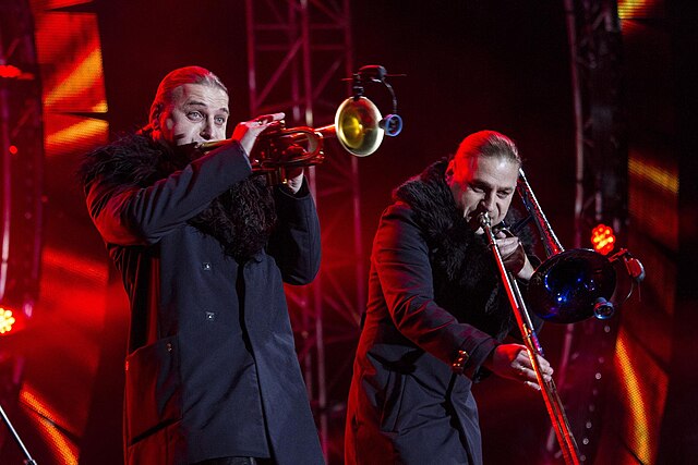 pędzą konie po betonie