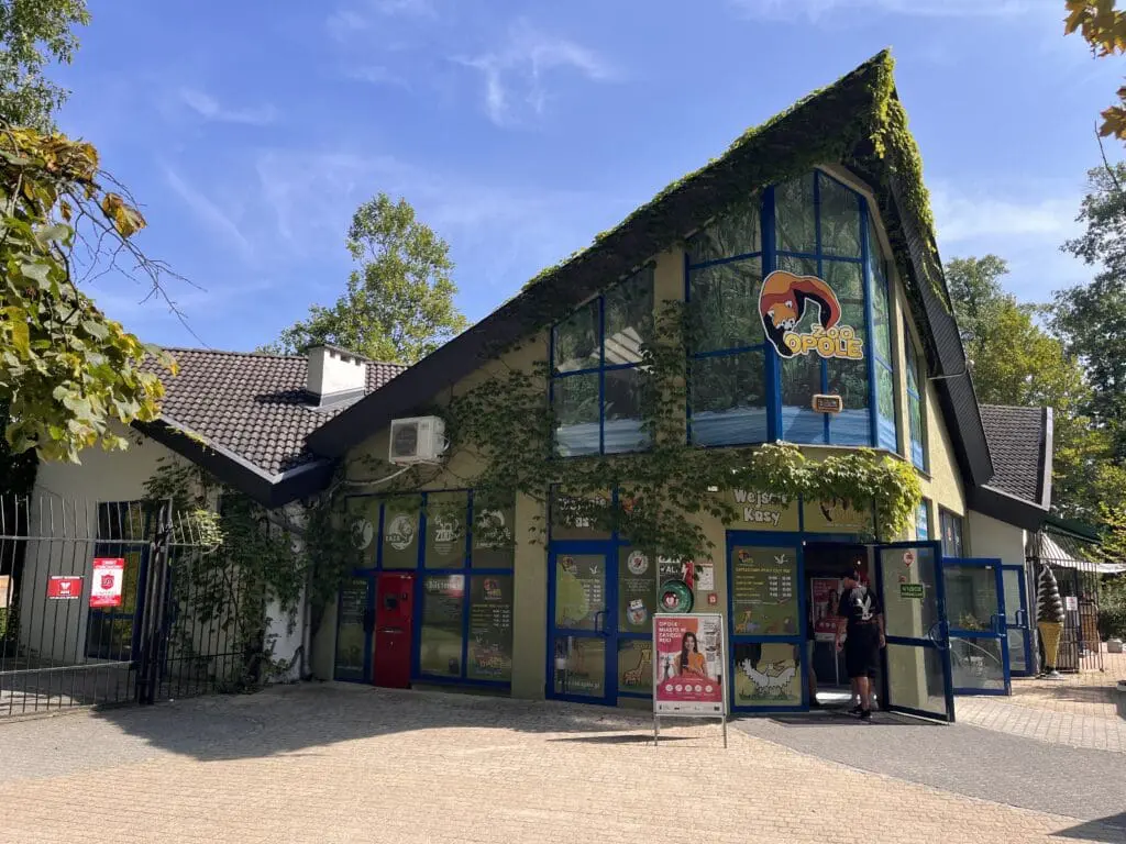Zoo w Opolu - wejście z kasami biletowymi