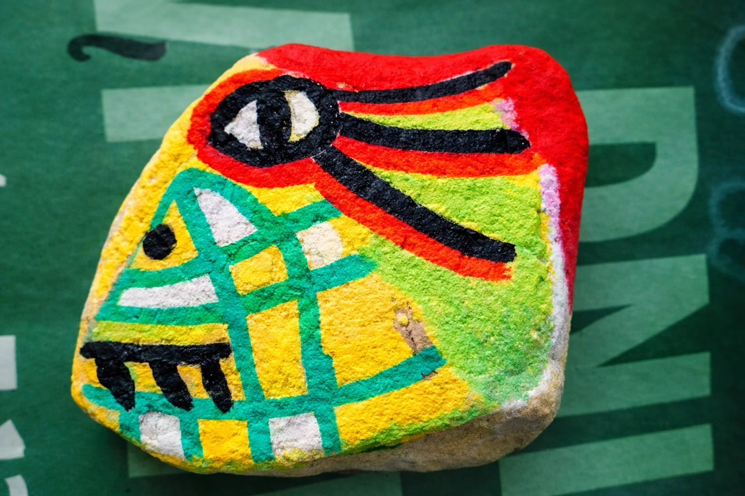 Głowa Węża na Kamieniu – Malowany Totem