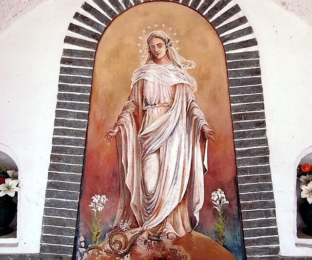 Madonna depcząca węża