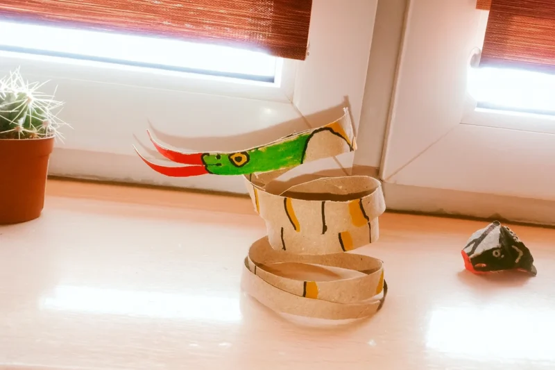 Wąż z rolki po papierze toaletowym