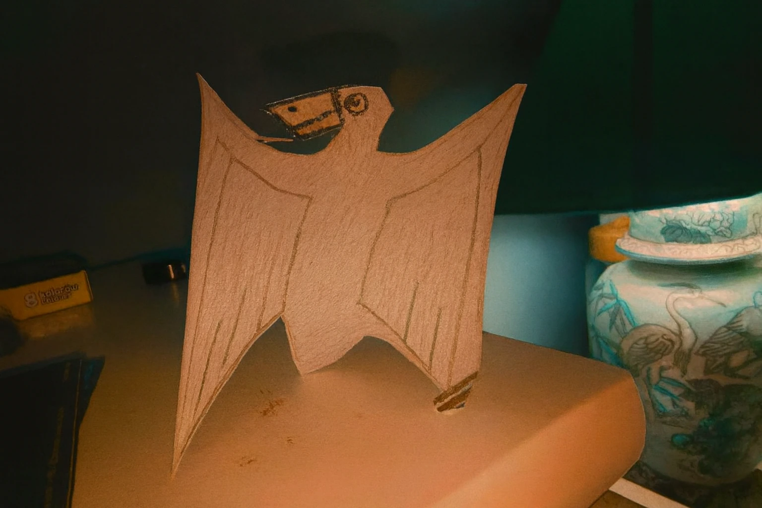 Ptak z rozpostartymi skrzydłami