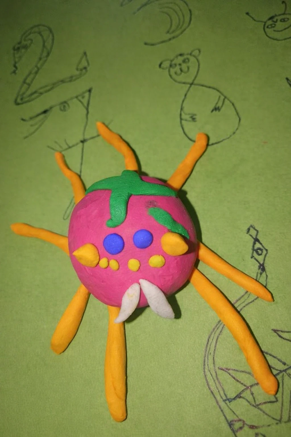 Twój gotowy pająk z plasteliny