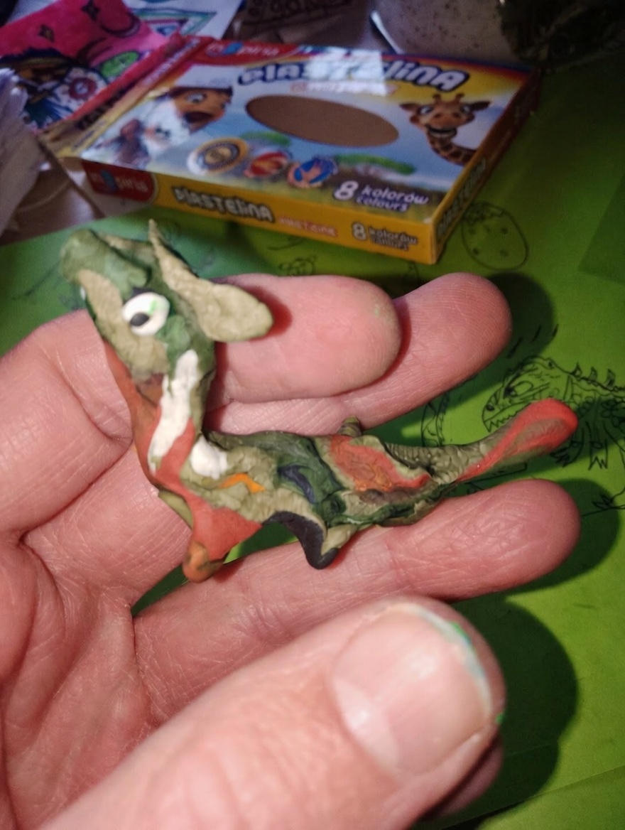 dinozaur z plasteliny