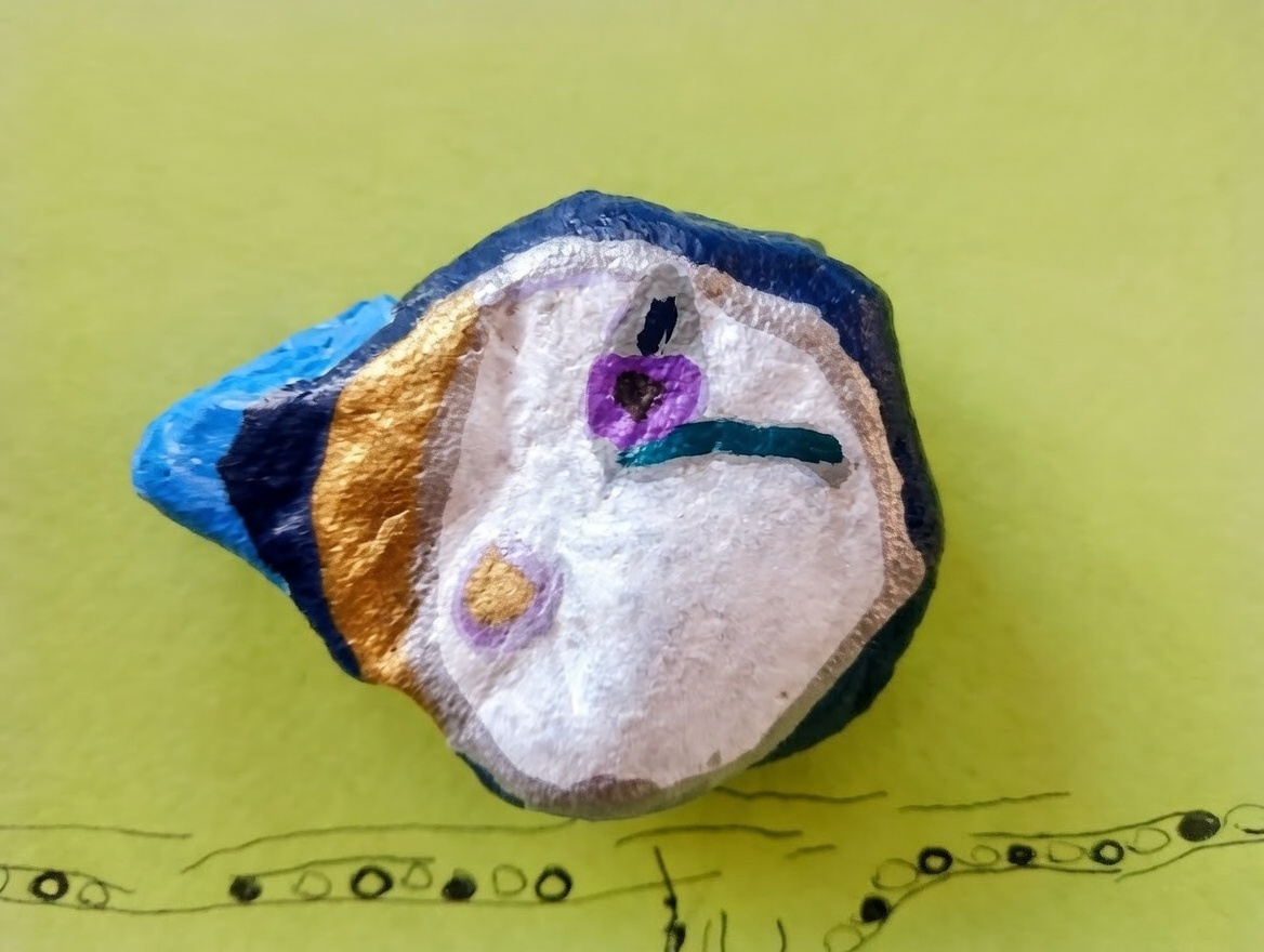 Maskonur namalowany akrylem na kamieniu – z wielkim kolorowym dziobem