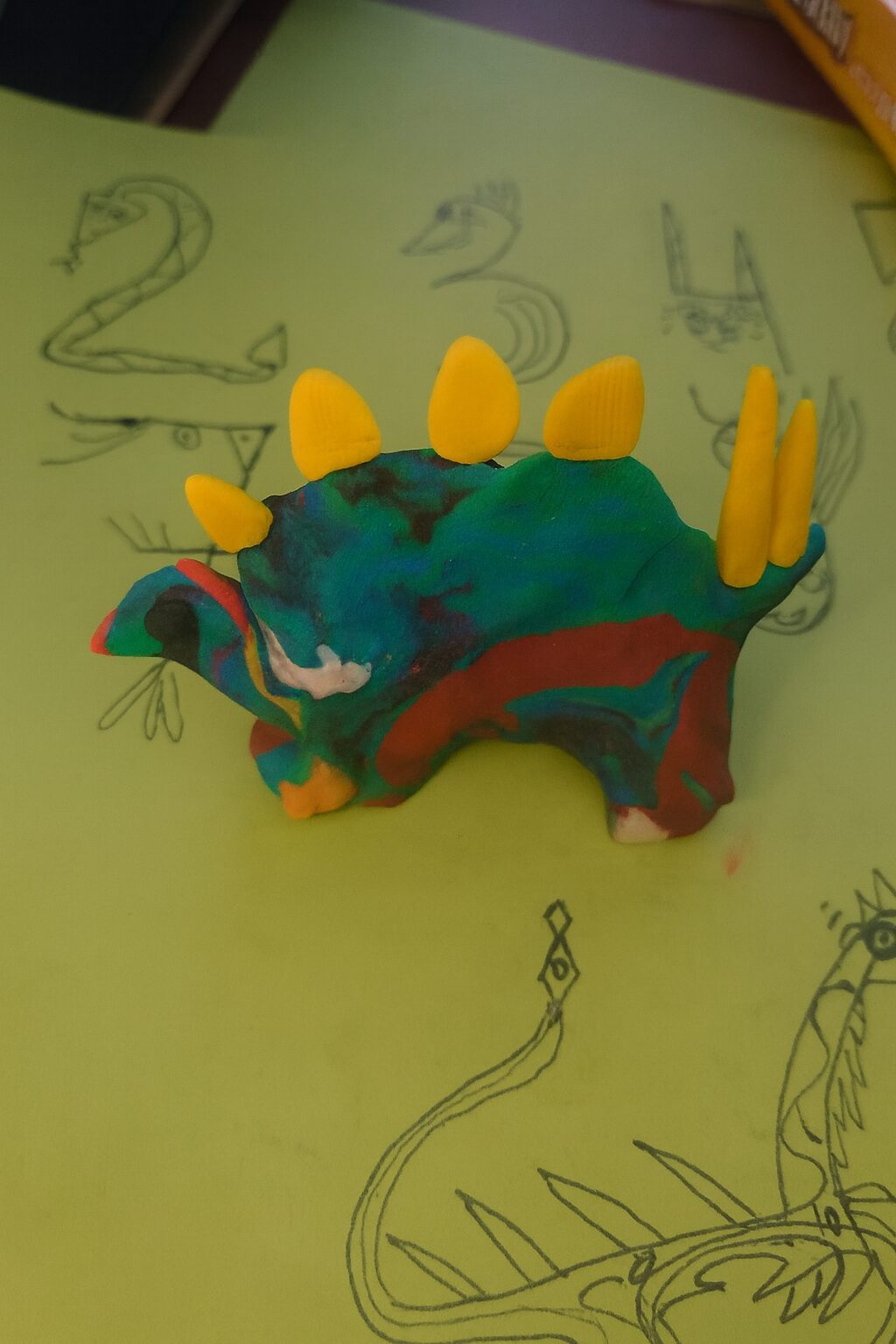 Twój gotowy stegozaur z plasteliny