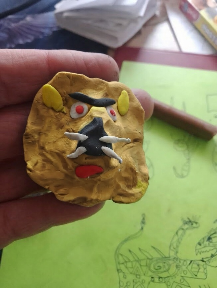 Złoto-czarny lew z plasteliny – zbliżenie