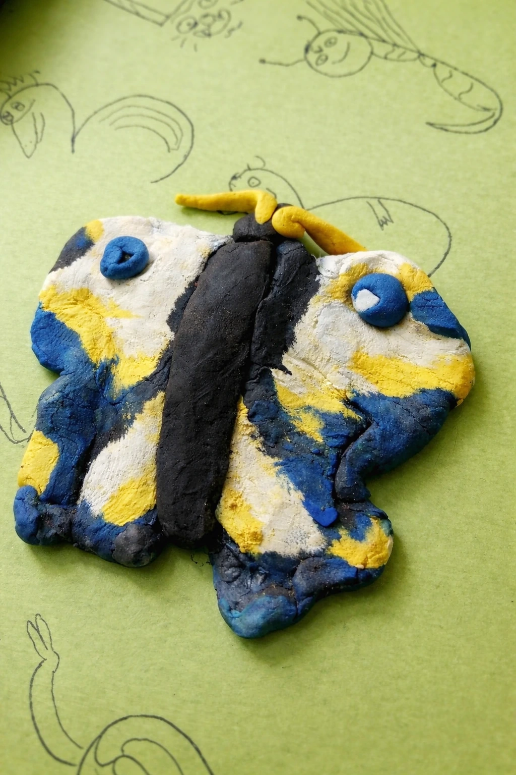 Niebiesko-żółty motylek z plasteliny – zbliżenie