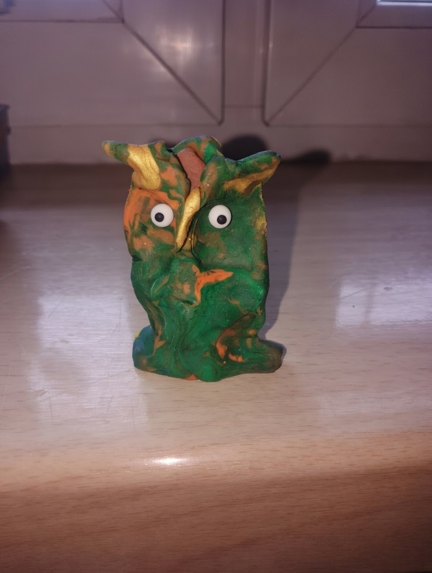 elegancka sowa w zielono-złotej estetyce