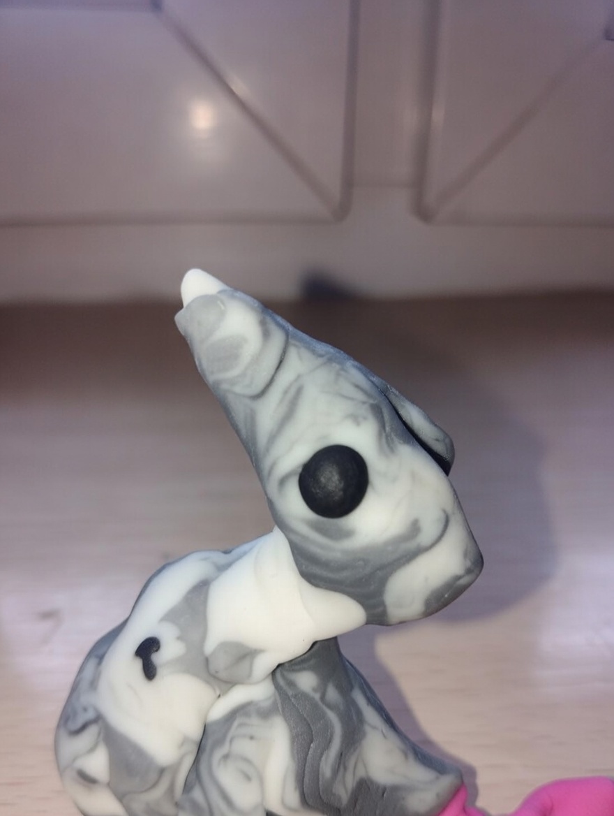 szary szczurek z plasteliny z różowymi akcentami