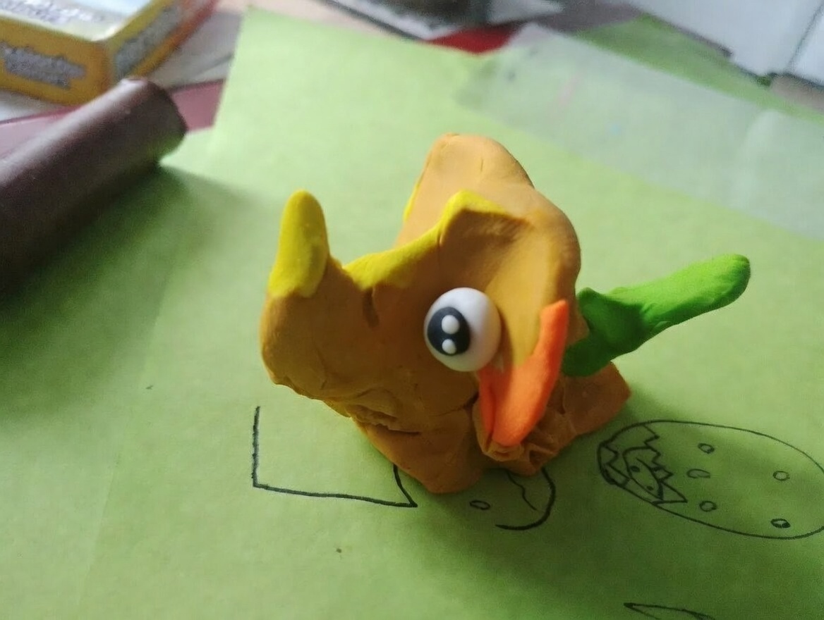 triceratops z plasteliny